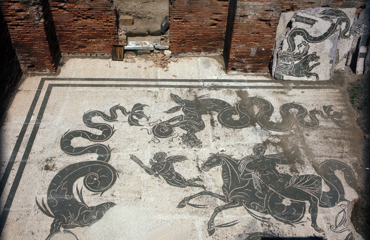 Muinainen Ostia (Ostia). Place des Corporations. Sabratha Seafarers Corporationin mosaiikki. Neptunuksen kylpylät. tekijältä Roman