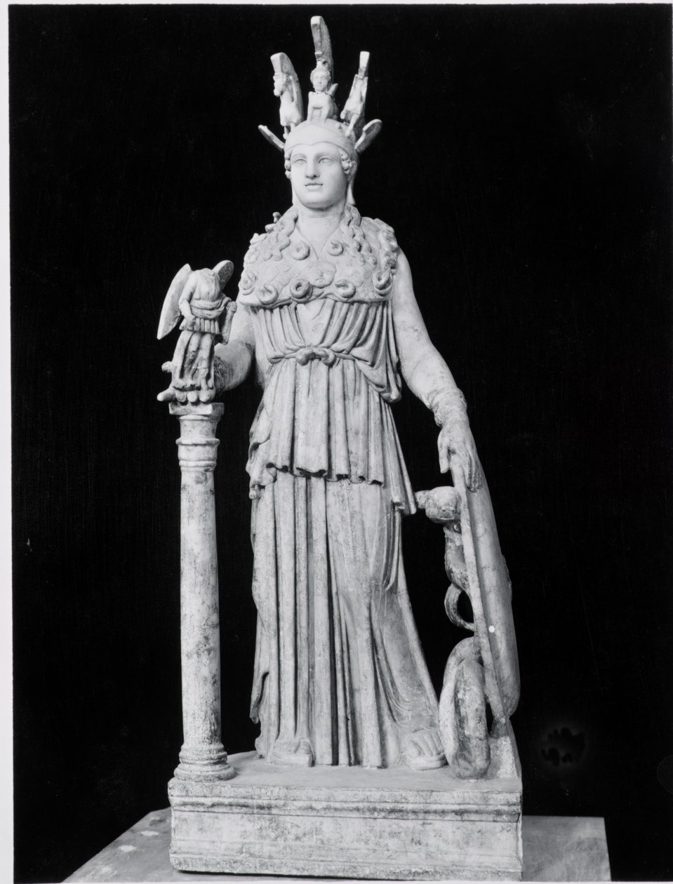 Athena Parthenos, kopio 500-luvun alkuperäisestä Phidiaksen (n. 500–432 eKr.) (marmori) (m/v kuva) tekijältä Roman