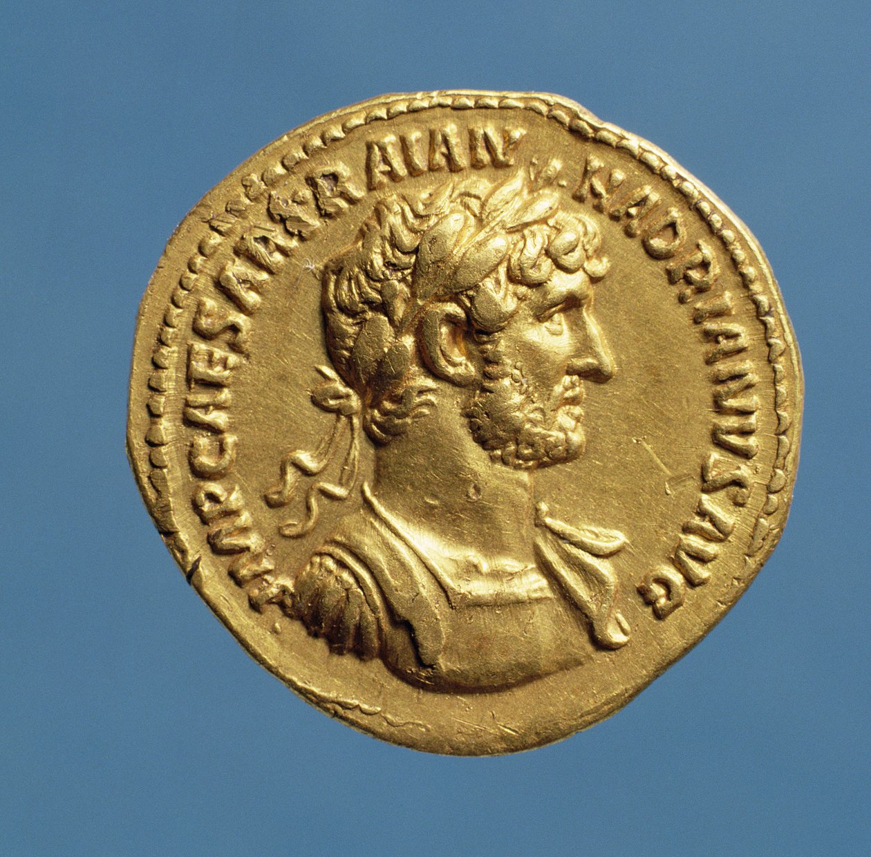 Aureus (etupuoli), Hadrianus (117-138 jKr.), drapattu, kuriiripäinen, yllään laakeriseppele. (kulta) Kirjoitus: AUREUS: IMP CAESAR TRAIAN HADIANVS AVG. tekijältä Roman