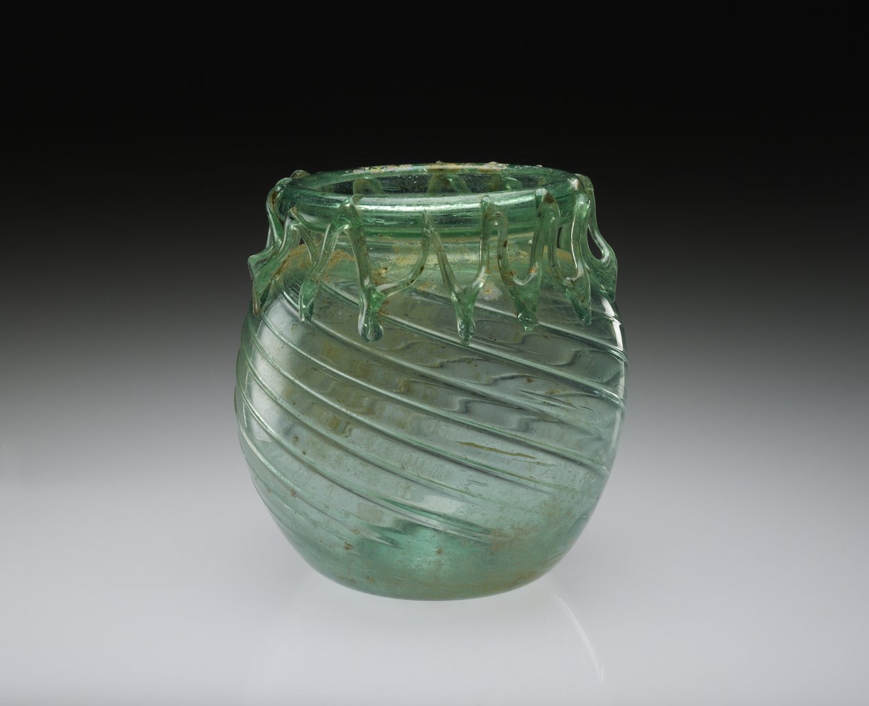 Puhallettu lasipurkki toiminnallisella ja koristeellisella takareunalla, AD 301-400 (puhallettu lasi) tekijältä Roman
