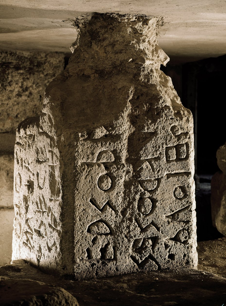 Borne (tai cippe) Forum Romanumista (Foro Romano), joka löydettiin Septime Severen kaaren alta. Kaiverrettu latinalainen kirjoitus. 6. vuosisadalla eaa. Rooma, Forum Romanum - Stele (cippus), jossa kaiverrettu latinankielinen teksti pyhästä laista, Lapis N tekijältä Roman
