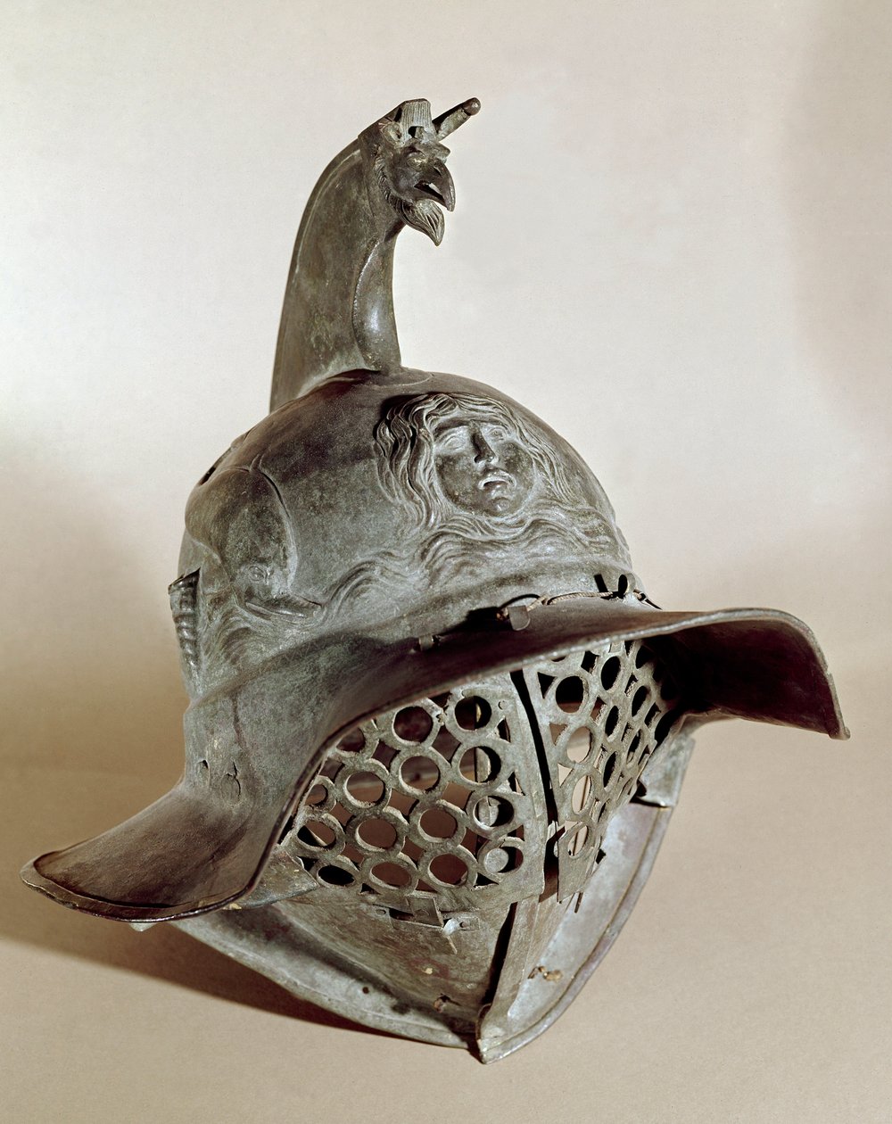 Gladiaattorin pronssinen kypärä tekijältä Roman