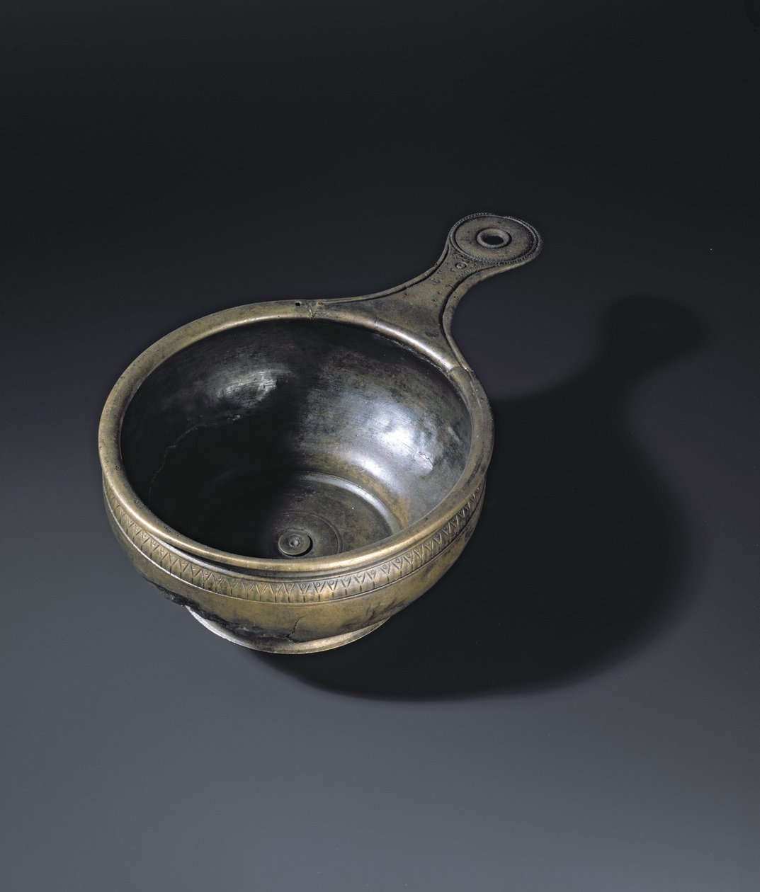 Pronssinen patera koristeltu pullistumassa, pohjassa ja kahvassa, Whitehill, Westruther tekijältä Roman