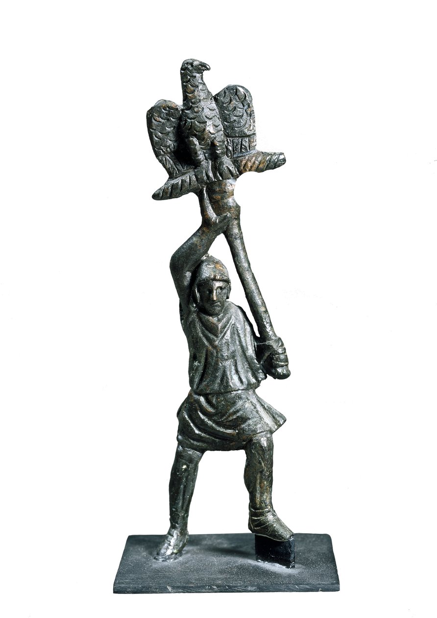 Lippukantajaa edustava pronssinen patsas Alba Fucensista (Abruzzon alue, Italia) tekijältä Roman