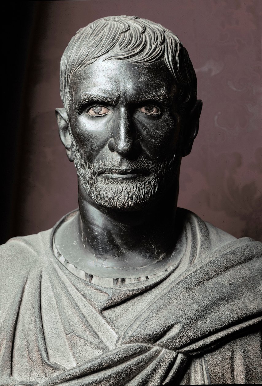 Brutuksen rintakuva (Bruto Capitolino) (Capitolin) - Pronssiveistos, 300 eKr., halkaisija 79 cm - Rooma, Musei Capitolini, Palazzo dei Conservatori, Sala dei Trionfi - Lucius Junius Brutuksen rintakuva, joka tunnetaan nimellä Capitoline Brutus - Pronssinen tekijältä Roman