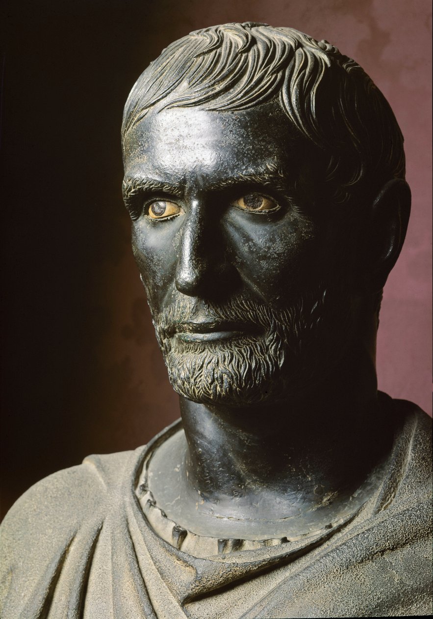Brutuksen rintakuva (Bruto Capitolino) (Capitolin) - Pronssiveistos. 300 eKr., halkaisija 79 cm - Rooma, Musei Capitolini, Palazzo dei Conservatori, Sala dei Trionfi - Lucius Junius Brutuksen rintakuva, joka tunnetaan nimellä Capitoline Brutus - Pronssivei tekijältä Roman