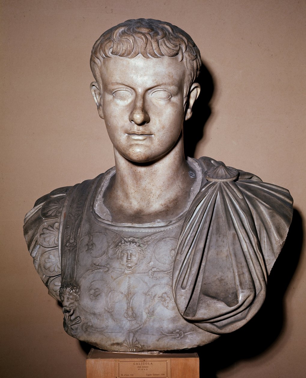Caligulan rintakuva (marmoriveistos tekijältä Roman