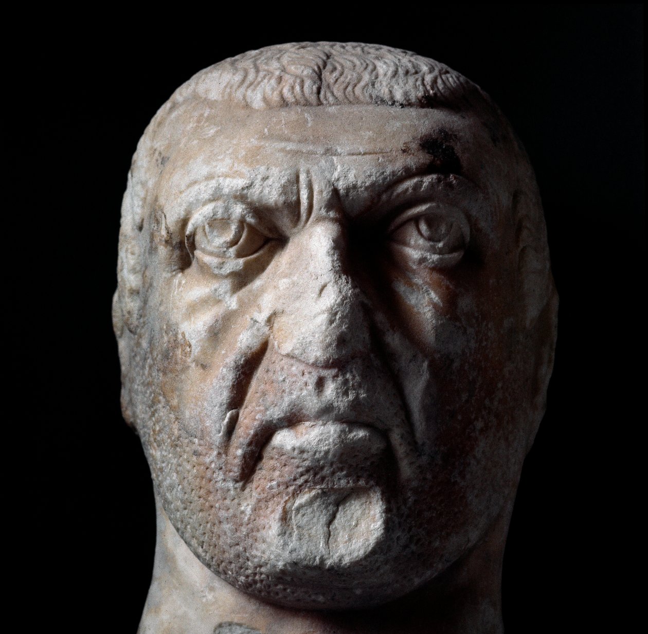 Diocletianuksen (Gaius Aurelius Valerius Diocletianus, 245-316), Rooman keisarin 284-305 rintakuva. Marmoriveistos. Chieti, Museo Archeologico tekijältä Roman