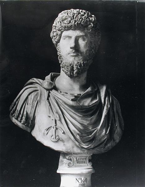 Keisari Lucius Veruksen (138-169 jKr.) rintakuva (marmori) (m/v kuva) tekijältä Roman