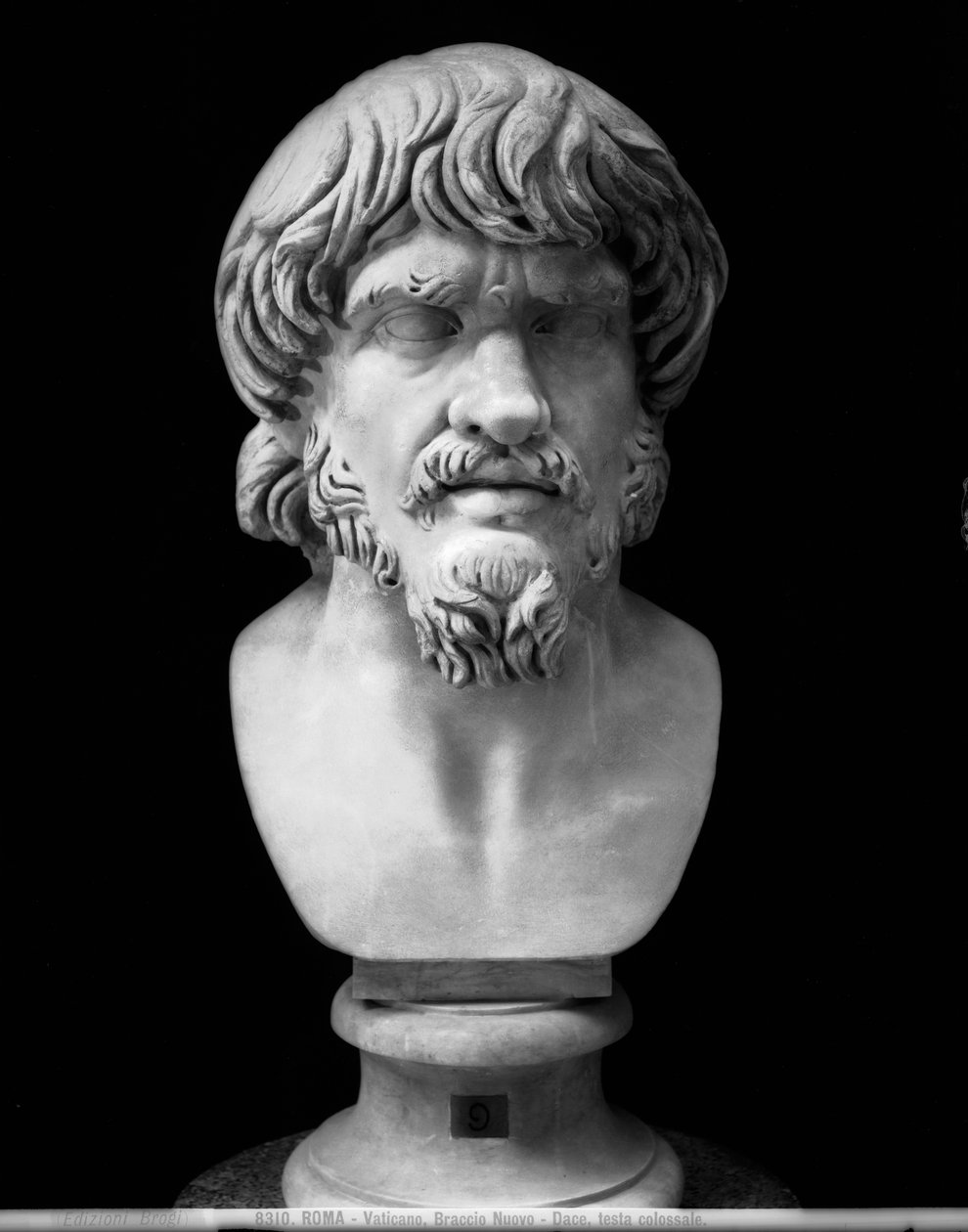 Vangin dacen rintakuva (marmori) tekijältä Roman