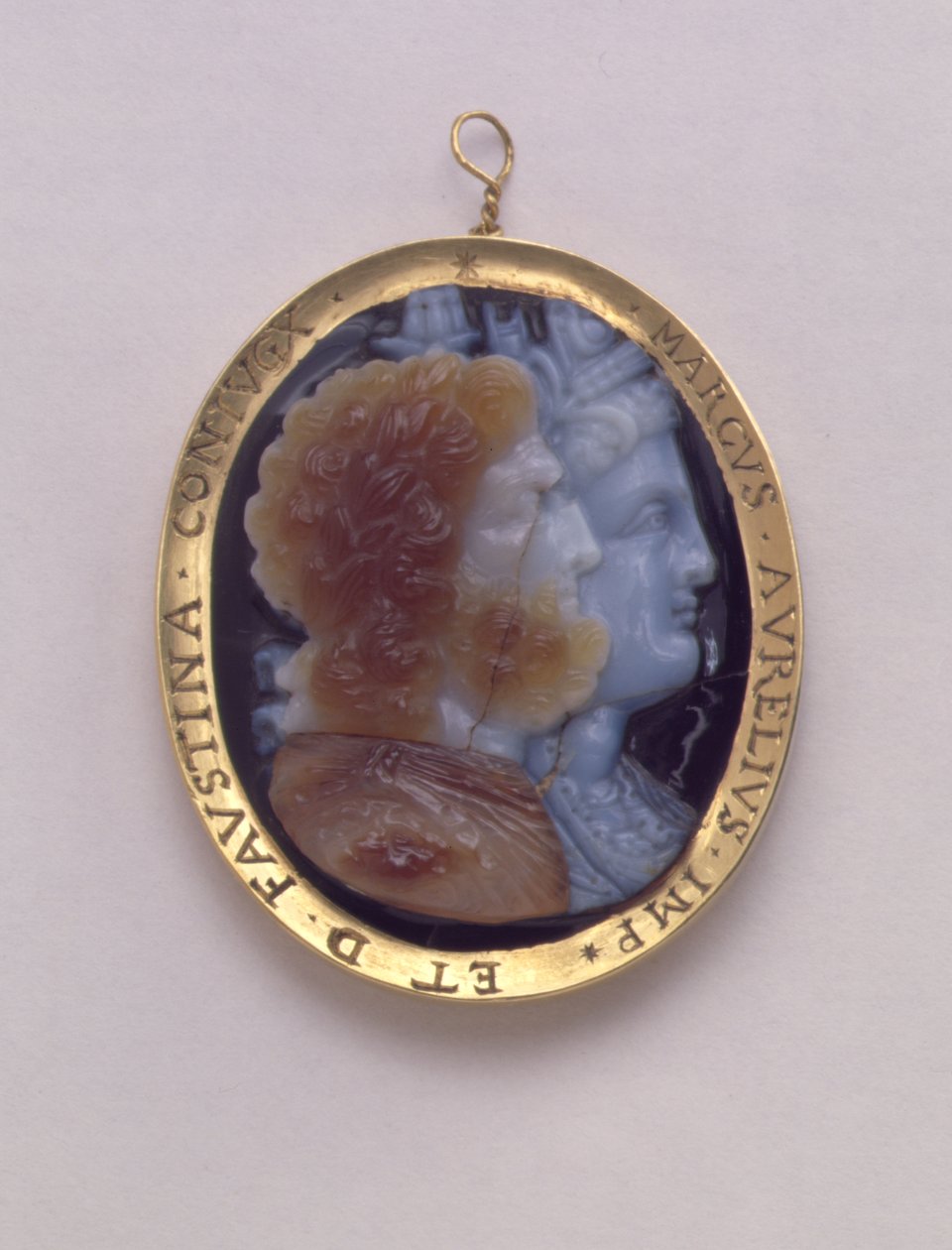 Cameo, jossa on kuvia Serapista ja Isiksestä, 1500-luvun kultakehyksessä, jossa on Marcus Antoninuksen ja hänen vaimonsa Faustina (sardonyx) nimet tekijältä Roman