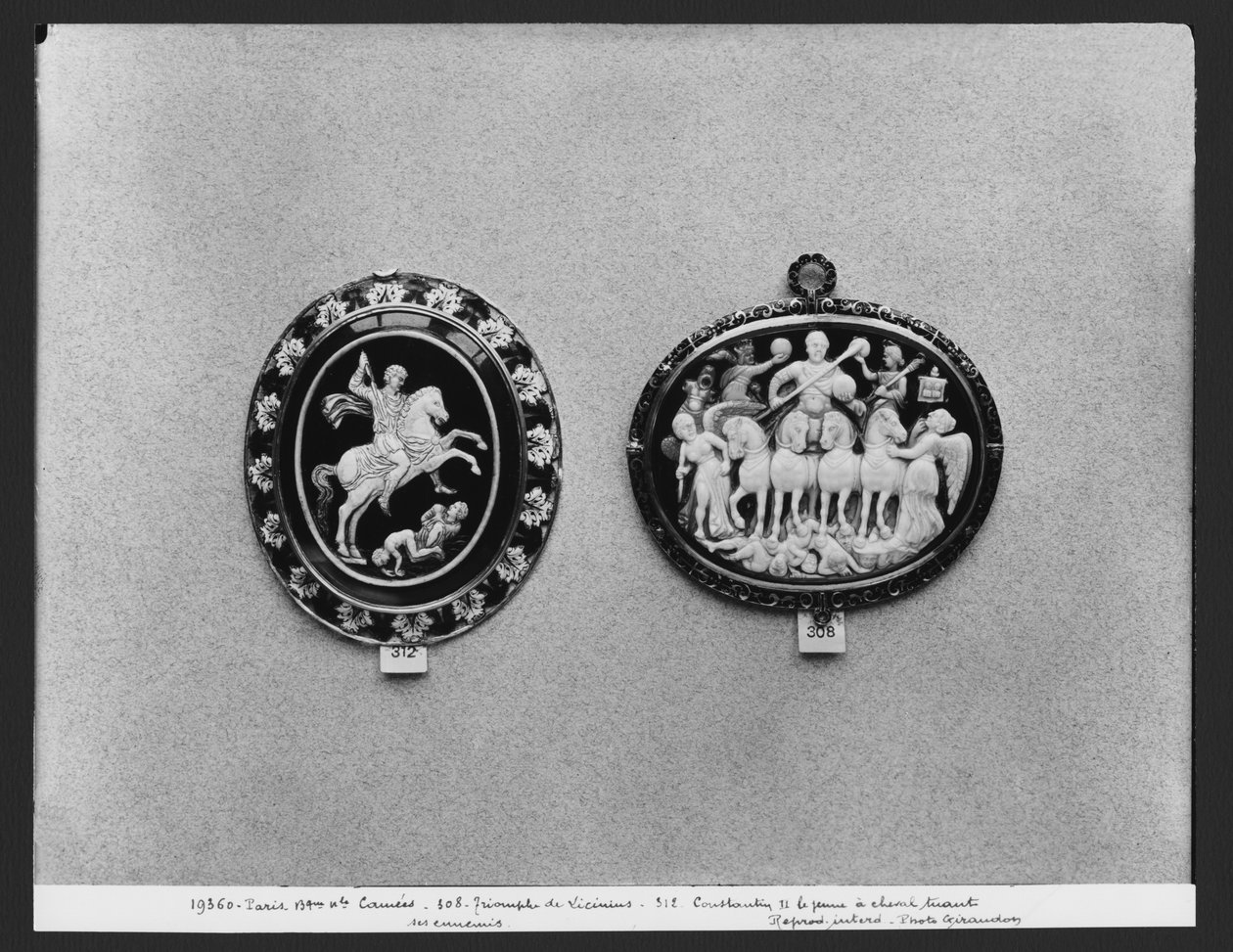 Cameos kuvaa Konstantinus II nuorempaa tappamassa vihollisiaan ja Liciniusin voittoa tekijältä Roman