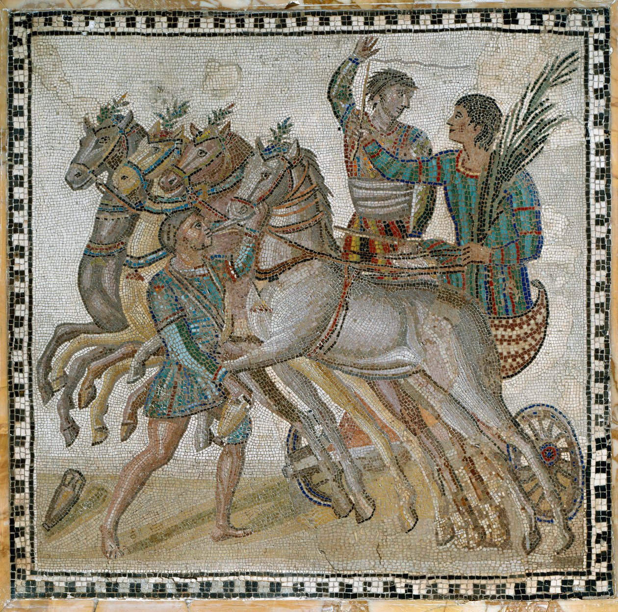 Chariot (quadriga) -kilpailu vaunujen vetäjien kanssa lähtöasennossa ja sulhanen lähellä valkoista hevosta (etualalla) - Mosaiikki, 3. vuosisata tekijältä Roman
