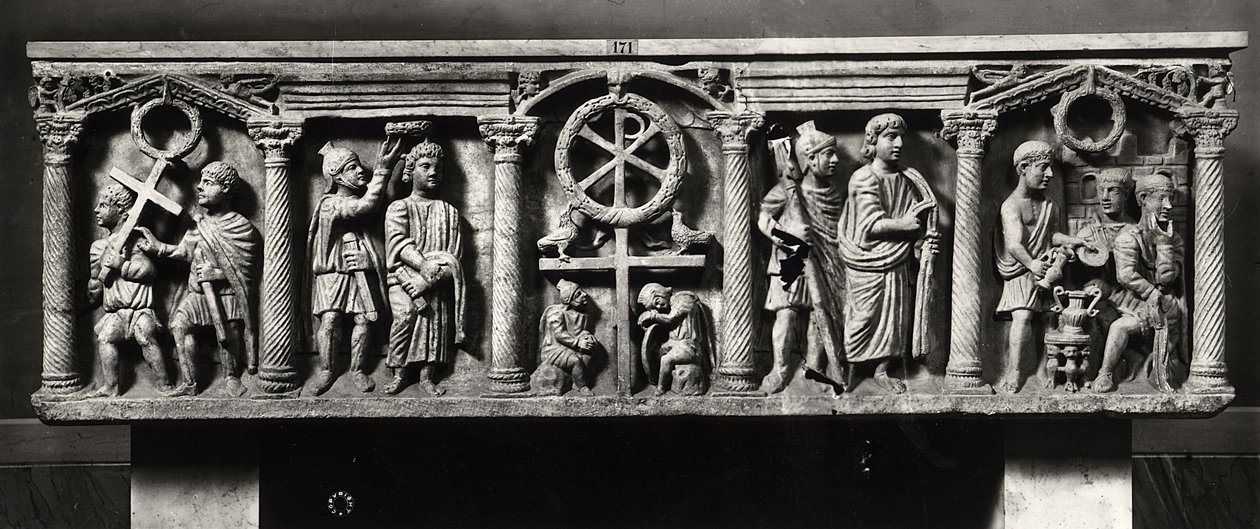 Kristillinen sarkofagi, joka on koristeltu kohtauksilla Kristuksen kärsimyksestä, mukaan lukien pidätys ja Kristus Pontius Pilatuksen edessä, St. Domitillan katakombeista (marmori) (m/v kuva) tekijältä Roman