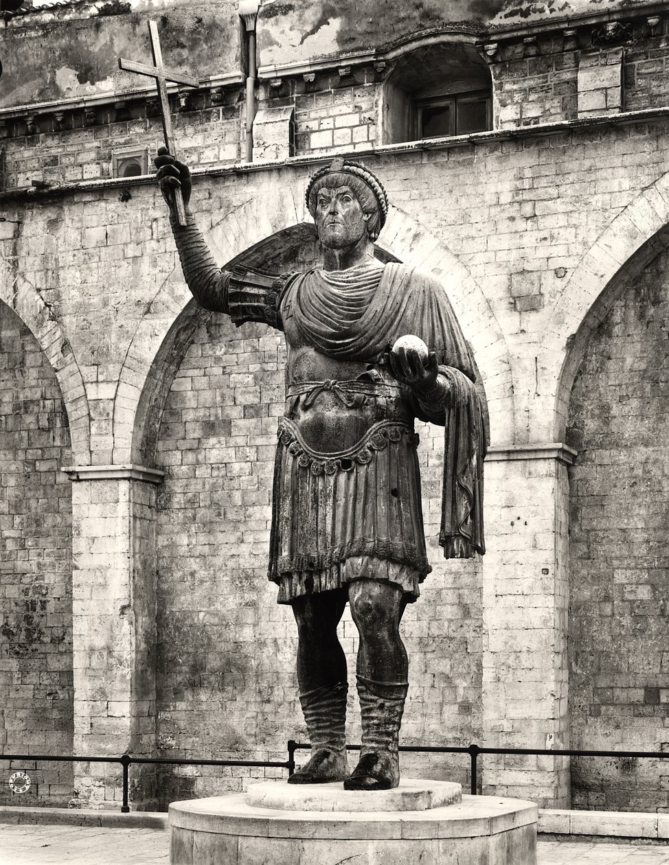 Mahdollisesti keisari Valentinianus I:n (321-375) kolossaalipatsas nimeltä "Barlettan kolossi" (pronssi) (m/v kuva) tekijältä Roman