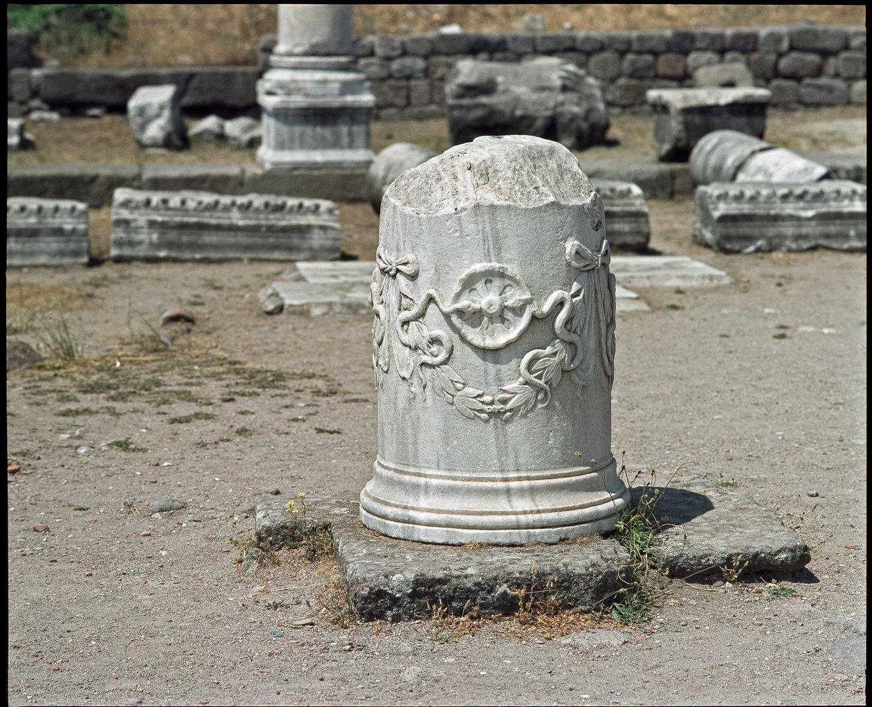 Pylväs koristeltu jumalan Asklepiuksen symbolilla. Asklepioksen pyhäkkö (283-133 eKr.) tekijältä Roman