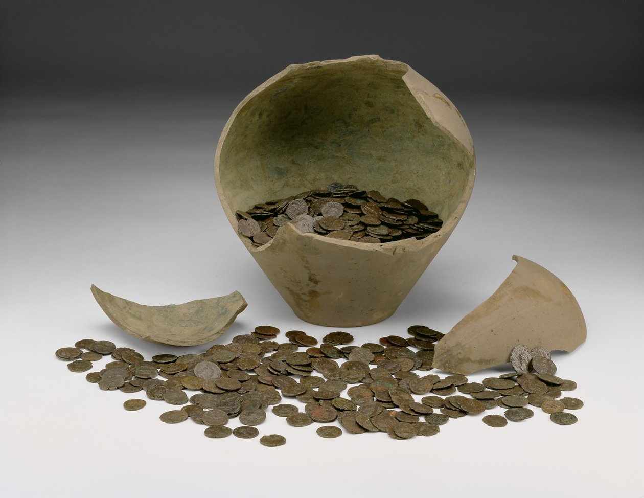 Täydellinen paikallinen Rooman keisarillinen kolikkovarasto purkilla, Chalgrove II Hoard, Chalgrove, Oxfordshire (keramiikka ja metalli) tekijältä Roman