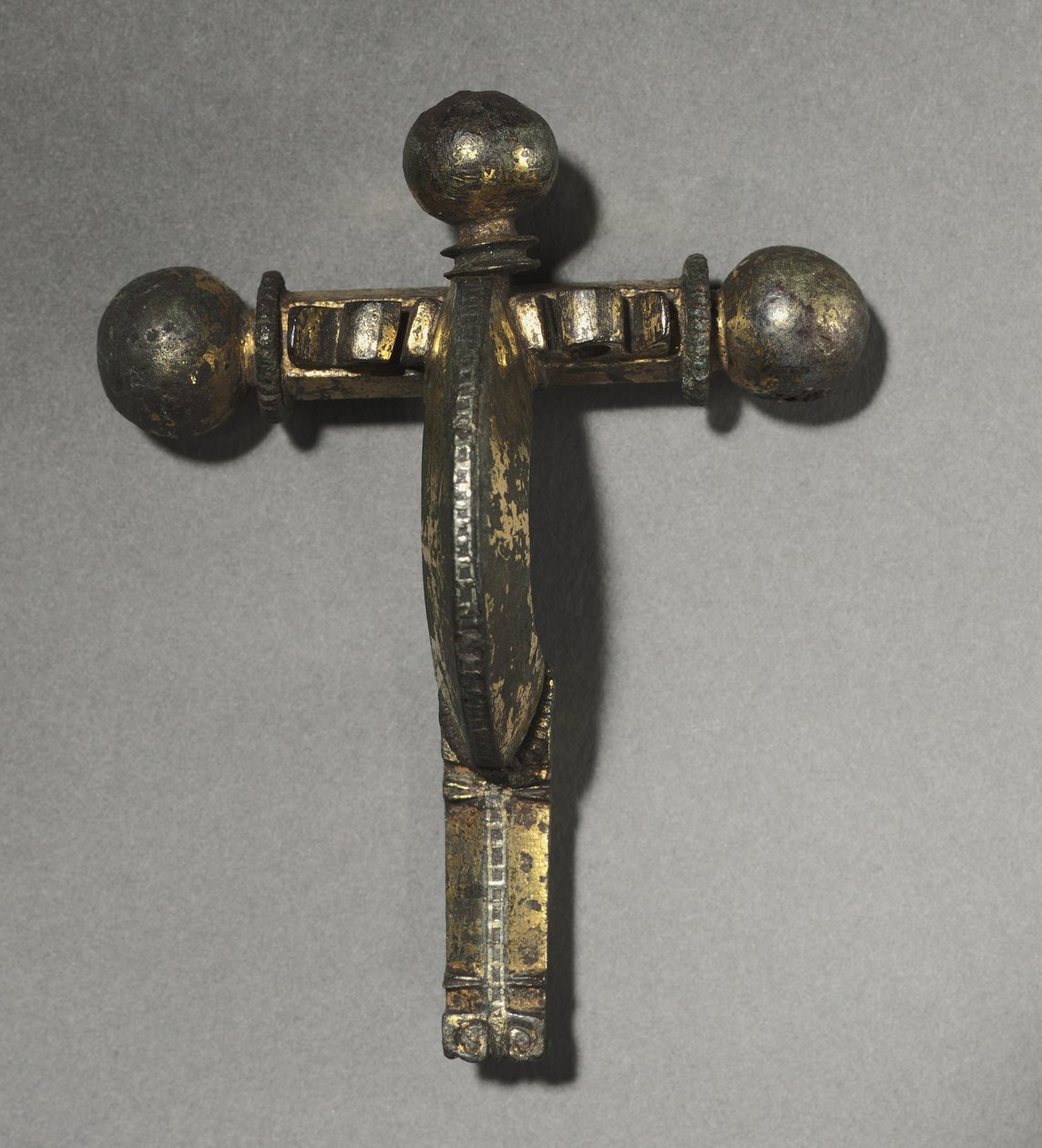 Varsijousi fibula, n. 350-400 (pronssi, kullattu pronssi, hopea & niello) tekijältä Roman