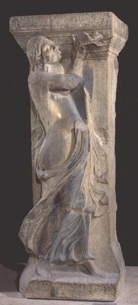 Koristeltu kivipilari, jossa bacchante soittaa kaksoishuilua, kopio hellenistisesta alkuperäiskappaleesta Thessalonikasta tekijältä Roman