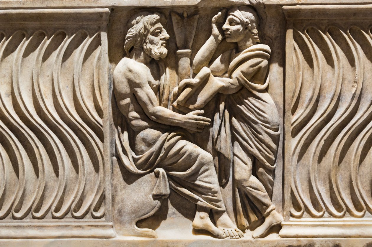 Koriste sarkofagin päällä, filosofin ja muusan kuva (marmori) tekijältä Roman