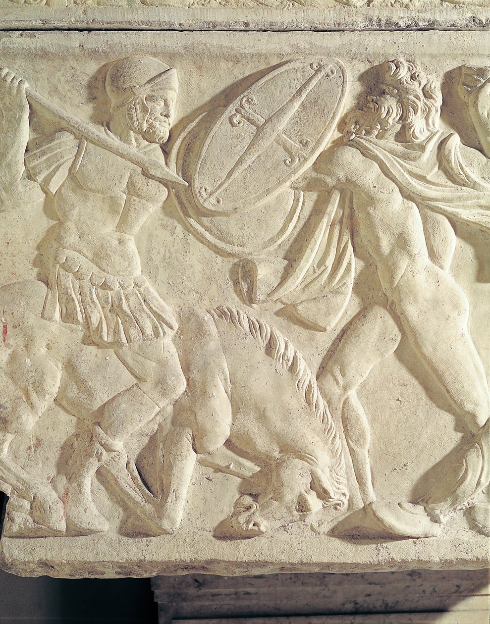 Yksityiskohta sarkofagista, jossa roomalainen sotilas taistelee galatialaista kiveä vastaan. tekijältä Roman