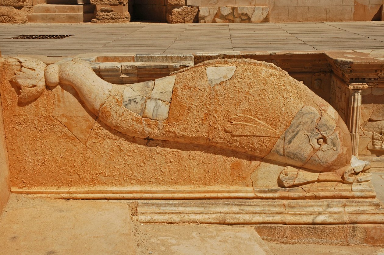 Delfiinien kaiverrus, bareljefi roomalaisen teatterin Prosceniumissa, Sabratha, Libya, 2. vuosisata jKr. tekijältä Roman