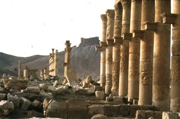 Kaupungin pääakselin muodostavan pylväskadun varhaisin osa, joka johtaa hautaustemppeliin ja Qalaat Ibn Maaniin, 1600-luvun arabilinnaan, rakennettu 200-luvun ensimmäisellä puoliskolla (kuva) tekijältä Roman
