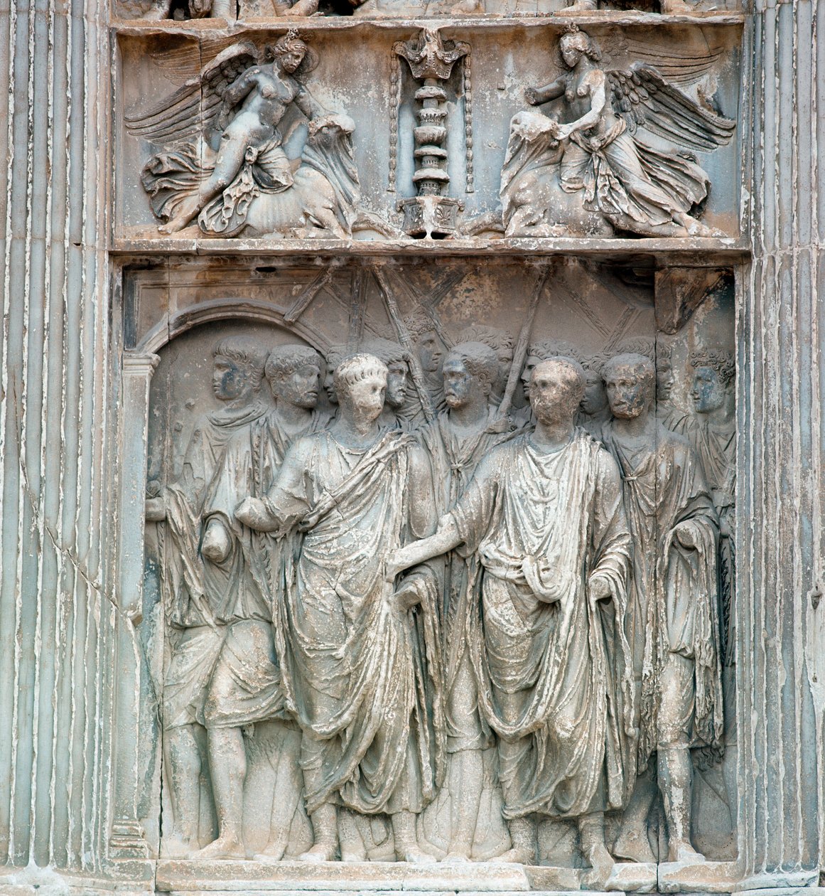 Keisari Trajanus (Traianus tai Trajanus) (53-120) menee foorumille palattuaan Saksasta vuonna 99 jKr. Rooman kaupungin prefekti. Matala helpotus. Benevento, Arco Trajan ©Luisa Ricciarini/Leemage tekijältä Roman