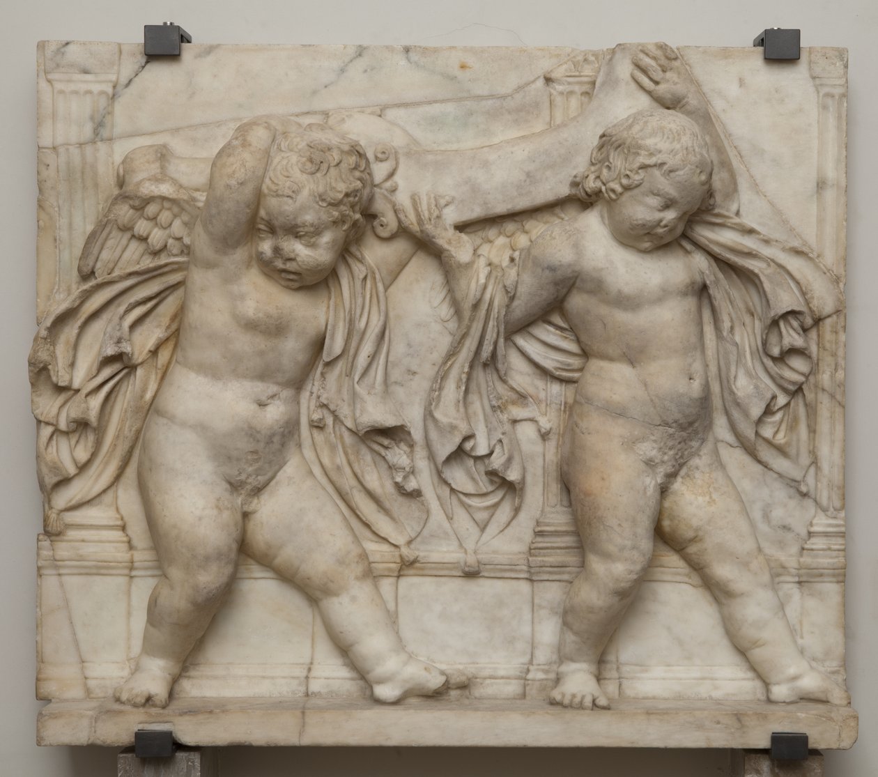 Fragmentti "Saturnuksen valtaistuimesta" (marmori) tekijältä Roman