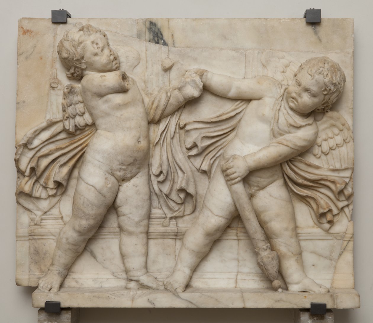 Fragmentti "Saturnuksen valtaistuimesta" (marmori) tekijältä Roman