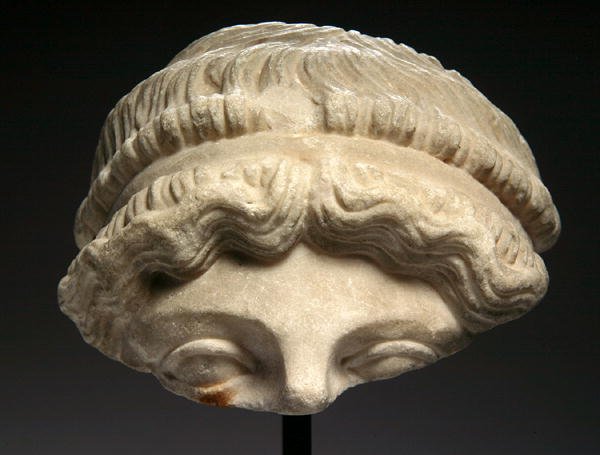 Patsaan fragmentti (marmori) tekijältä Roman
