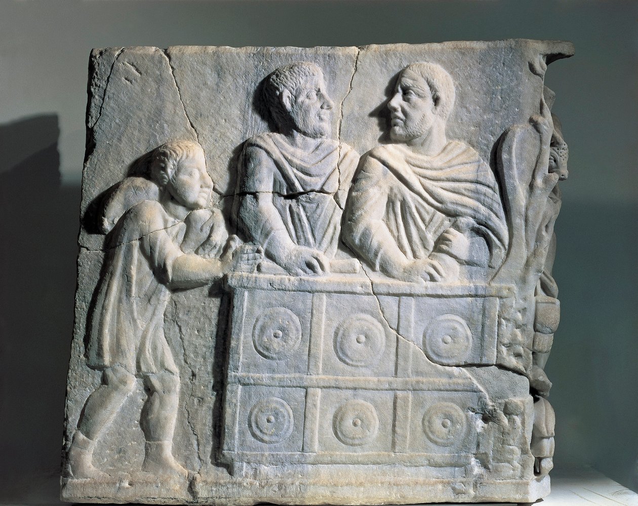 Rahanvaihtajaa kuvaava sarkofagin fragmentti Roomasta, Viale del Re tekijältä Roman