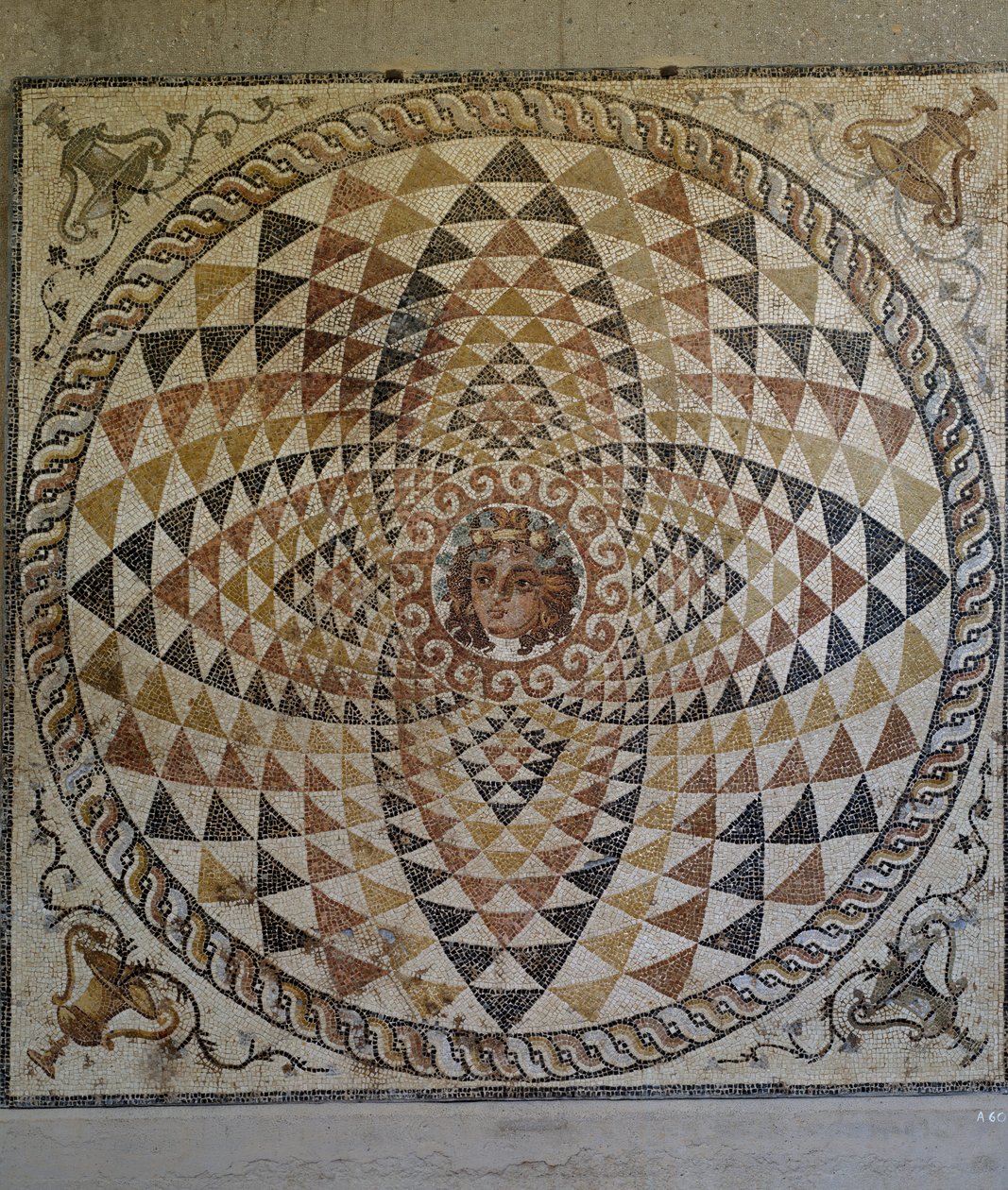 Geometrinen mosaiikki, jonka keskellä on Dionysos, löydetty roomalaisesta huvilasta Korintissa, Kreikassa, roomalainen sivilisaatio, 2. vuosisadan jälkipuolisko - 3. vuosisadan alku jKr (mosaiikki). tekijältä Roman