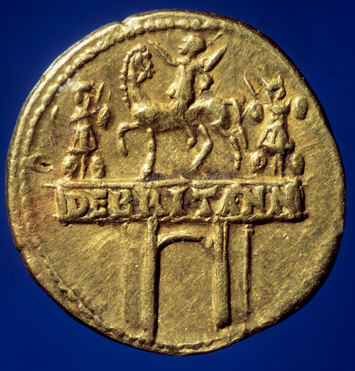 Kultaisen kolikon kaari edustaa keisari Claude I:n (10-54) (Tiberius Claudius Nero Drusus tai Germanicus) voittokaarta muistelemassa voittojaan Bretagnessa”” Paris, B.N. tekijältä Roman