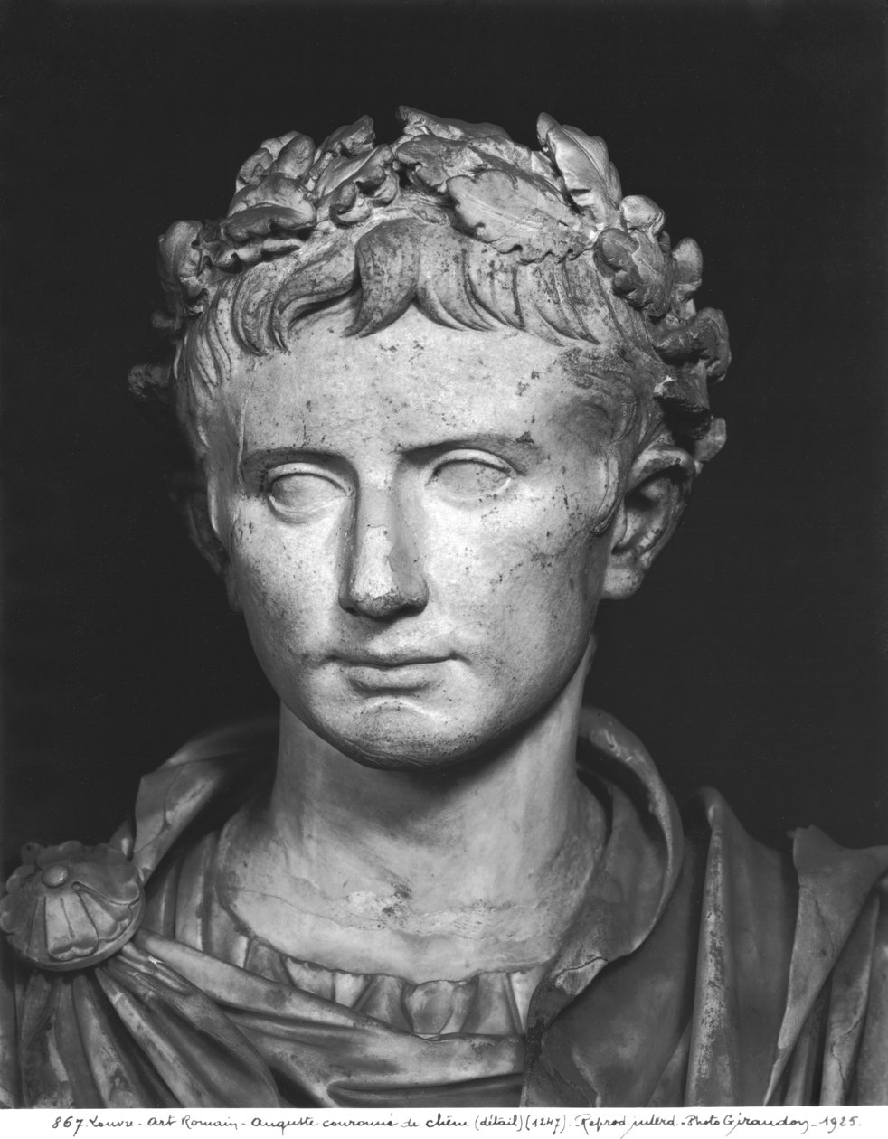 Keisari Augustuksen (63 eKr.-14 jKr.) pää, joka on kruunattu tammiseppeleellä (yksityiskohta) tekijältä Roman