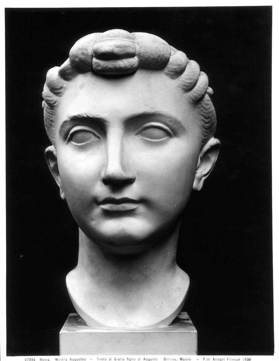 Julian pää (39eKr-14jKr), Augustus Emperorin tytär (marmori) (m/w kuva) tekijältä Roman