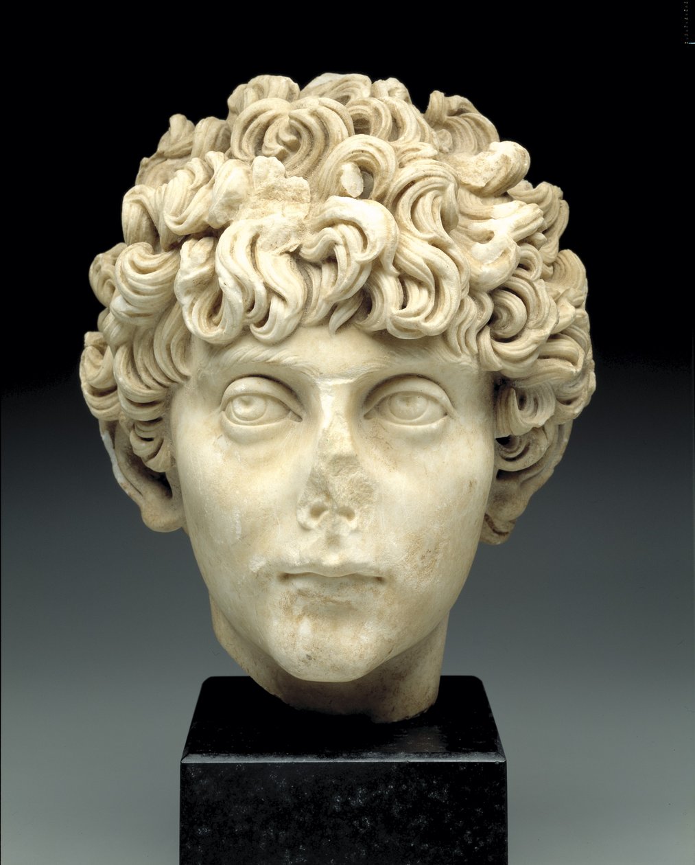 Roomalaisen nuoren pää, n. 140-170 jKr (marmori) tekijältä Roman