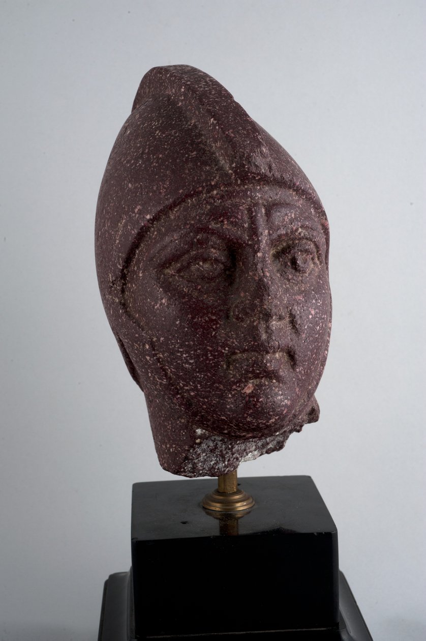 Soturin pää (punainen marmori) tekijältä Roman