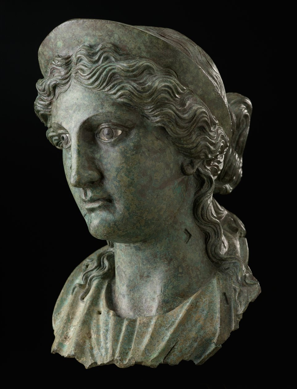 Naisen pää jumalattaren hahmossa, 1. vuosisata (kupariseos ja hopea). tekijältä Roman