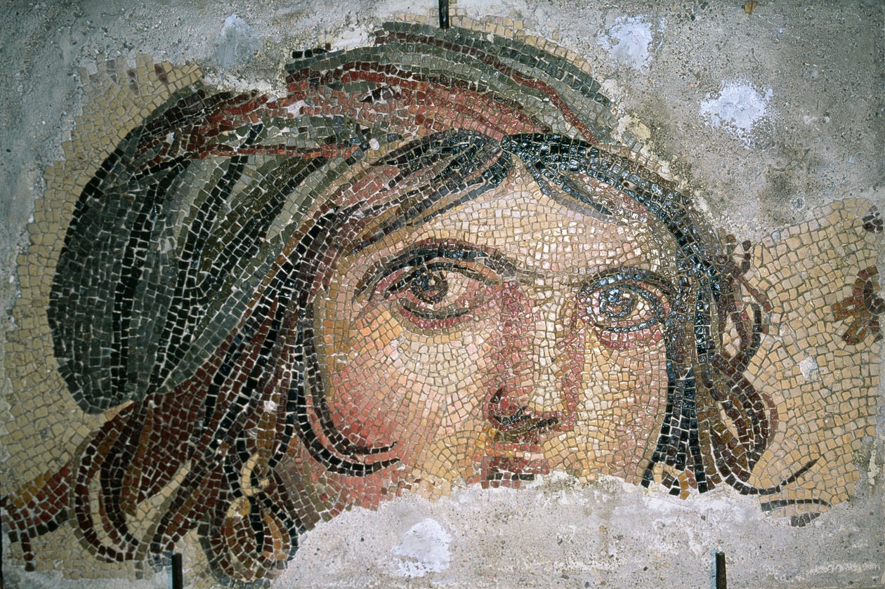 Mustalaistytön pää, Belkisistä (nykyisin Zeugma), Kaakkois-Turkista (mosaiikki) tekijältä Roman