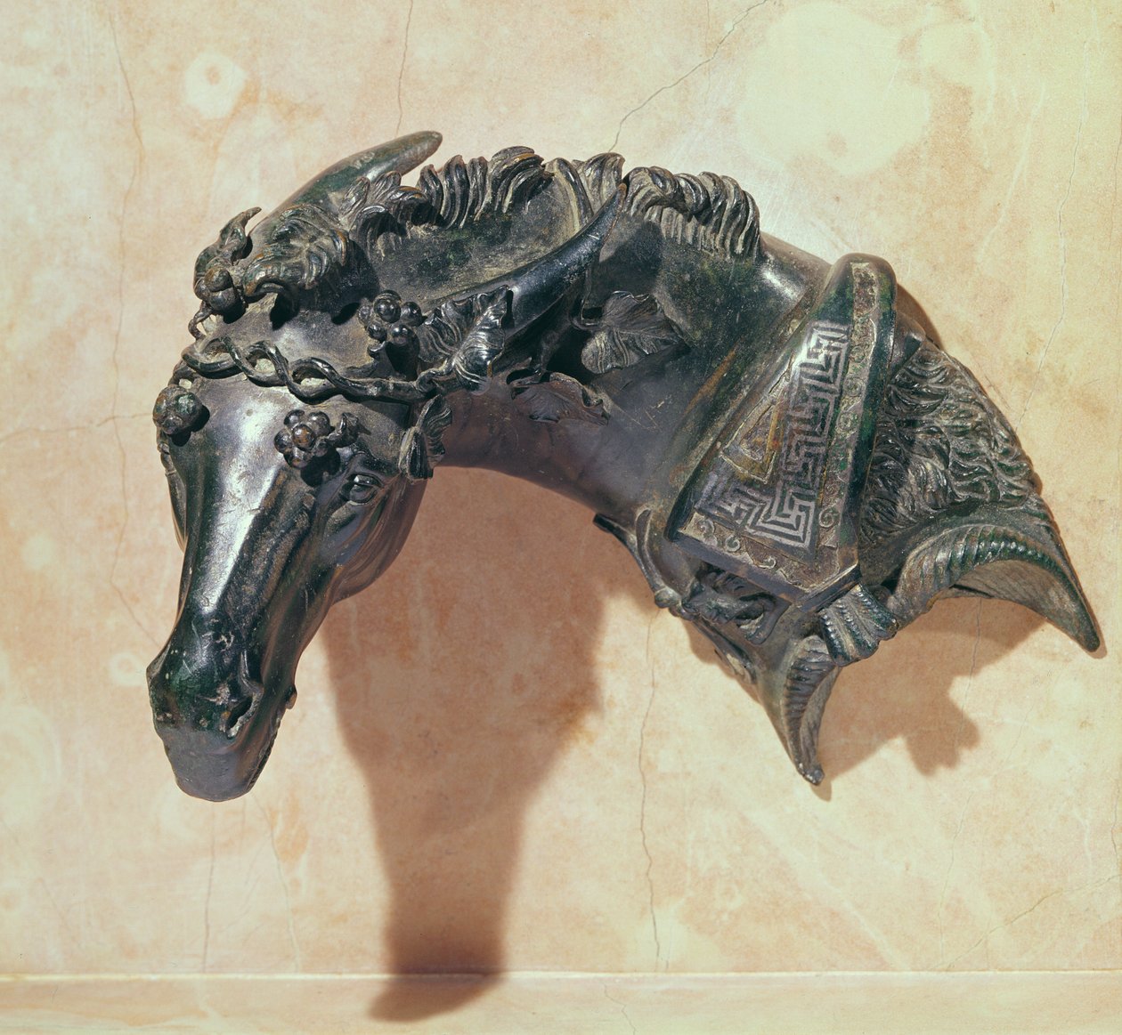 Murattipuun kruunaama muulin pää, koriste sängyn käsinojasta (pronssi). tekijältä Roman