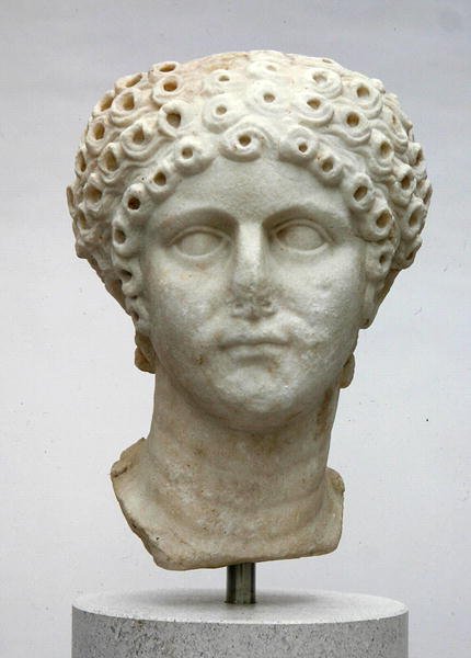 Naisen pää, mahdollisesti Agrippina Minor, n. 50 jKr (marmori) tekijältä Roman