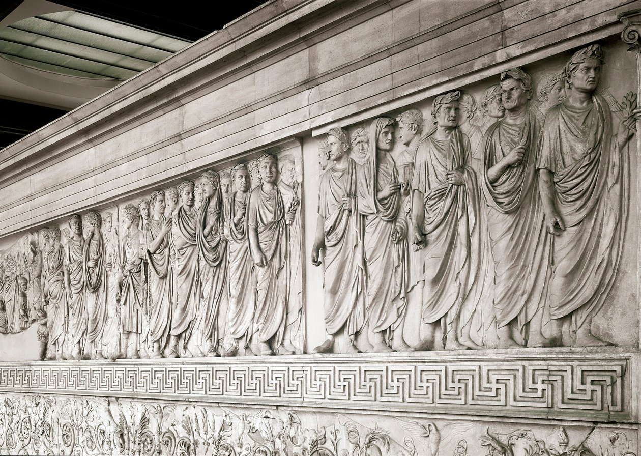 Keisari Augustuksen keisarillinen korteege – Ara Pacis Augustaen matala pohjoisen marmorireliefi, jonka Rooman keisari Augustae rakensi vuosina 13–9 eKr Champ de Marsille (Mars-kentälle) Roomaan imperiumin sotien jälkeisen rauhan muistoksi. tekijältä Roman