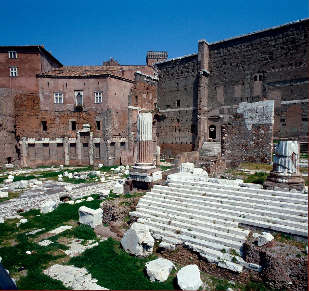 Imperial Forum (Augustuksen foorumi): näkymä Avenger Marsin (Marte Ultore) temppelille. 2 eaa. Rooma tekijältä Roman