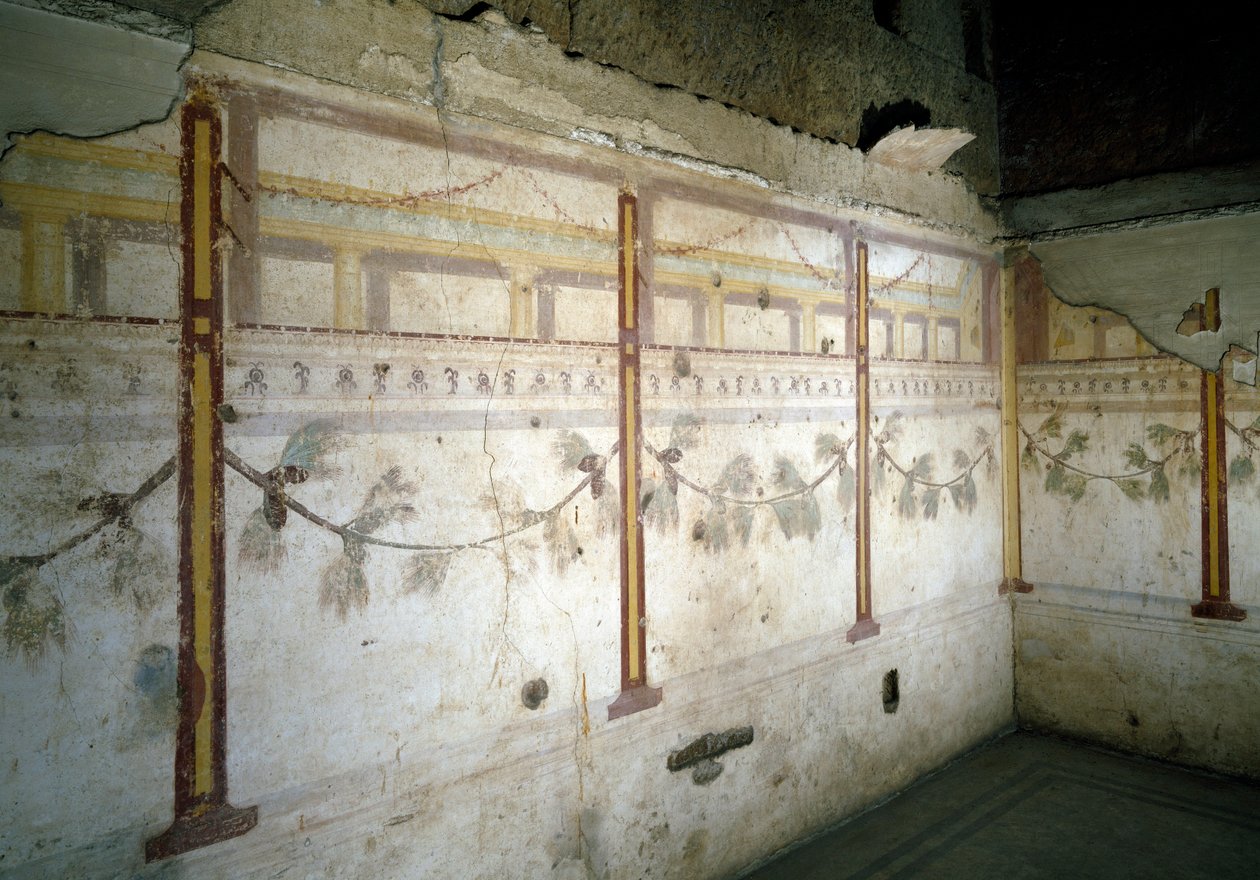 Sisäkuva mäntyseppeleiden freskoista tekijältä Roman