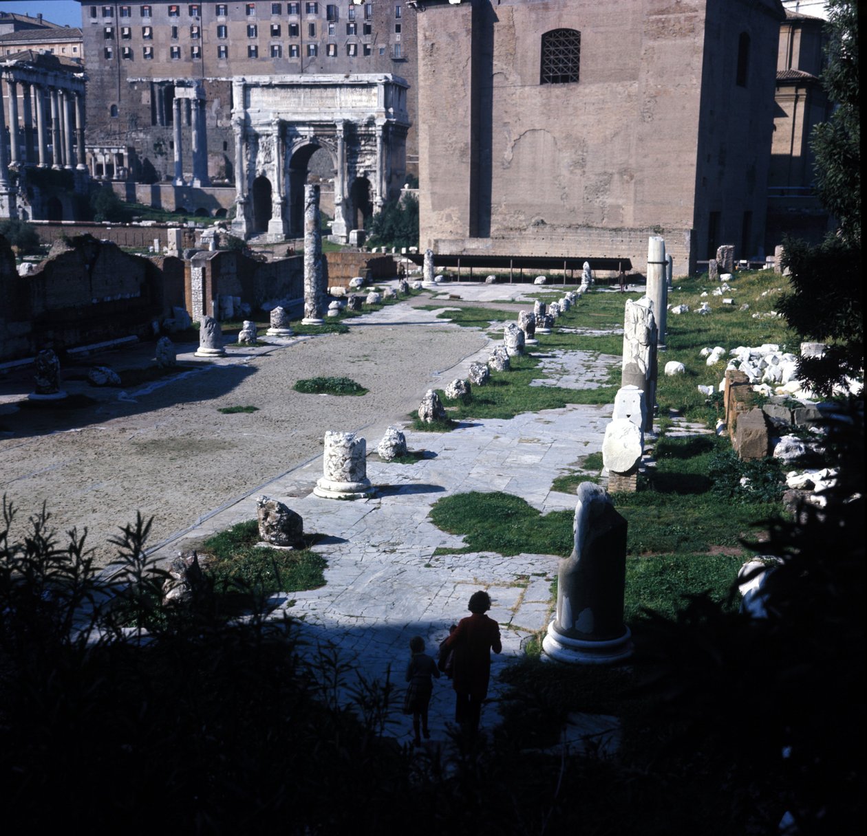 Basilica Aemilian sijainti Forum Romanumissa, joka rakennettiin ensimmäisen kerran vuonna 179 eKr. ja kunnostettiin monta kertaa Emilian perheen ansiosta. Rooma tekijältä Roman