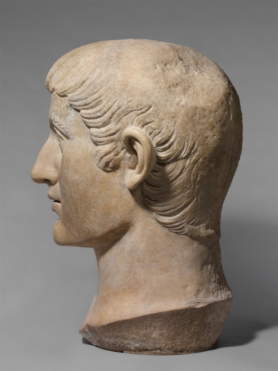 Keisari Konstantinus I:n marmorinen muotokuvapää, n. 325–370 jKr (marmori) tekijältä Roman