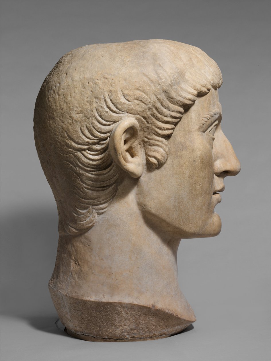 Keisari Konstantinus I:n marmorinen muotokuvapää, n. 325–370 jKr (marmori) tekijältä Roman