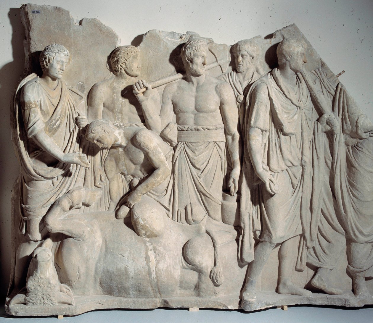 Marmorireliefi Forum Trajanista: kohtaus, jossa haruspice (devin etrusque) kuulee härän suolistoa papin ja lictorin kanssa. Himmeä. 0,6 x 2 m. noin 120 jKr. Pariisi, Louvre-museo tekijältä Roman