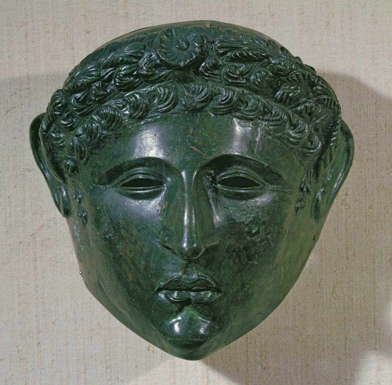 Paraatikypärän naamio, Hirchova, Romania (pronssi). tekijältä Roman